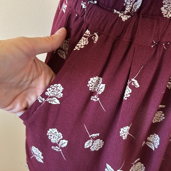 New Olivaceous Burgundy Floral Romper Flutter Sleeves Size Medium Tie Waist NWT - Picture 7 of 8